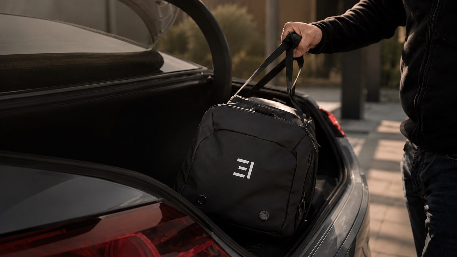 Founders Gym Bag wird aus dem Kofferraum gehoben