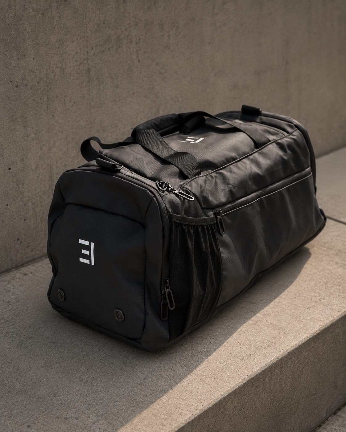 Founders Gym Bag Detailaufnahme auf Beton