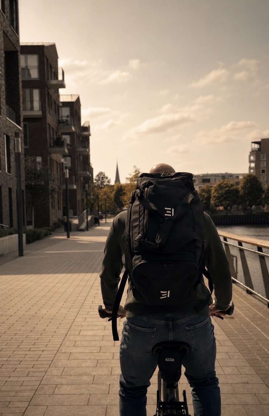 3two1 Founders Gym Bag als Backpack auf dem Fahrrad